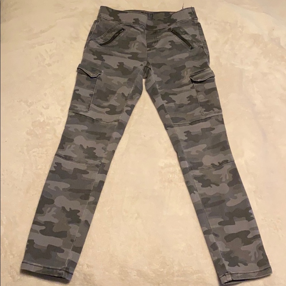 Girls black camo skinny pants